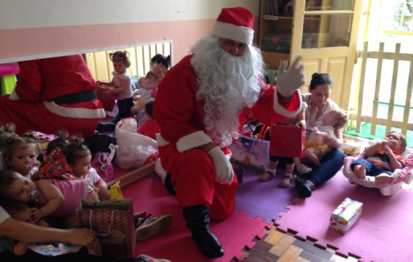 PAPAI NOEL VISITANDO O BERÇÁRIO II