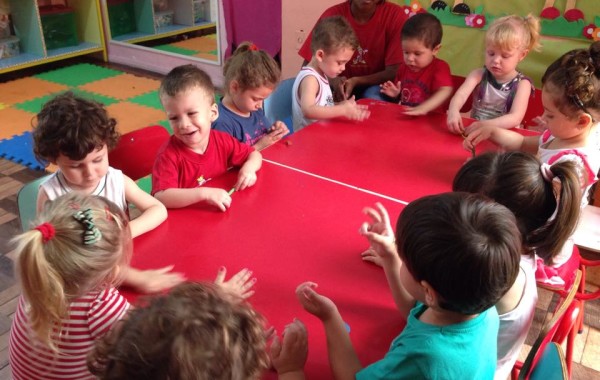 BRINCANDO  COM  MASSINHA DE MODELAR – MATERNAL II