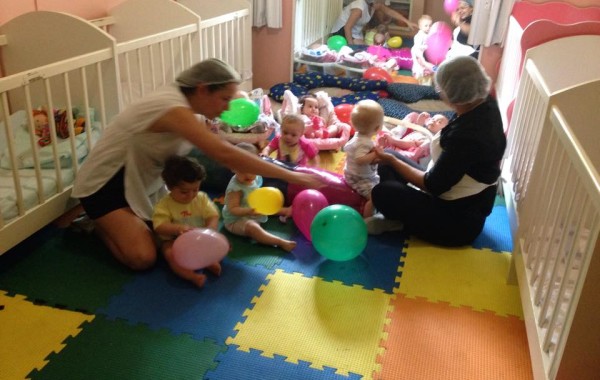 BRINCANDO COM BALÕES  BERÇÁRIO I