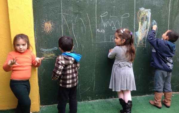 PINTANDO  NOS QUADROS GIGANTES  DO PÁTIO