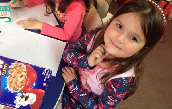 DESENHANDO COM  ATENÇÃO OS DETALHES  DAS  EMBALAGENS  E PRODUTOS – JARDIM A