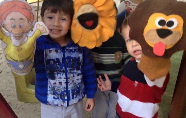 BRINCANDO COM FANTOCHES NA CASINHA DO PÁTIO – MATERNAL III