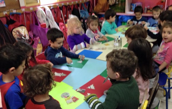 ATIVIDADE CONSTRUIR COM FORMAS GEOMÉTRICAS  “CASAS” -MATERNAL III