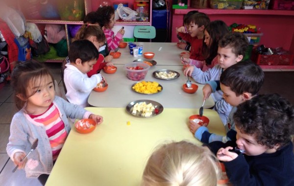 CULINARIA NO MATERNAL III – FRUTAS COM IOGURTE