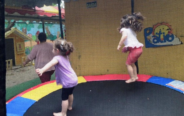 DIA  DE  PULAR NA CAMA ELÁSTICA!